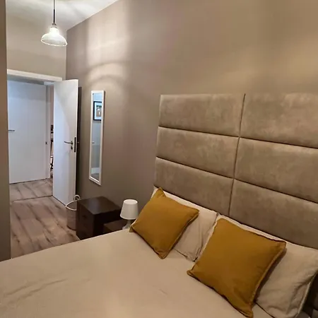 Private In Stunning Shared Newly Refurbished בית הארחה