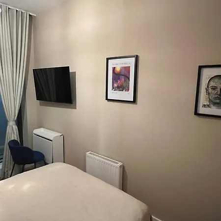 Private In Stunning Shared Newly Refurbished 招待所